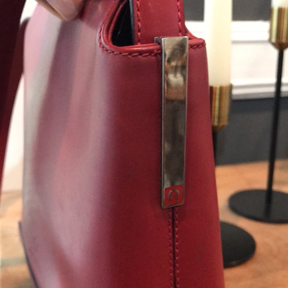 Etienne Agner leather Crossbody bag with an adjustable leather strap. - Picture 4 of 5